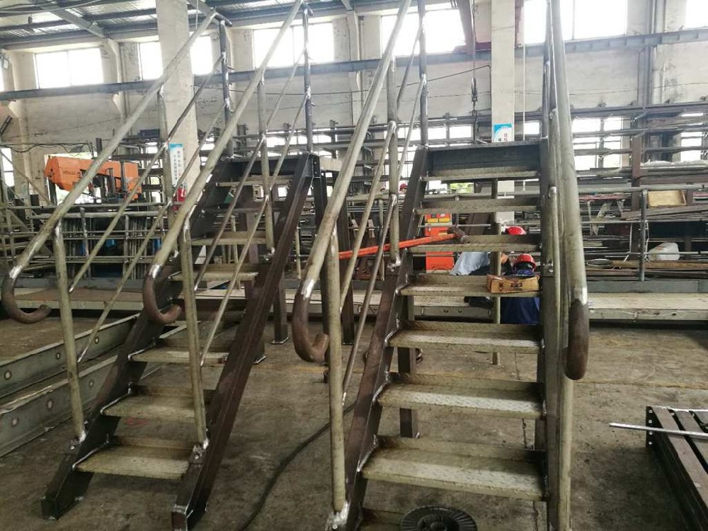 大型鋼結構扶手樓梯焊接